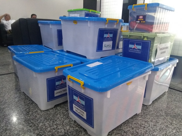 Tim Hukum Demokrat Serahkan Bukti Perkara Pileg