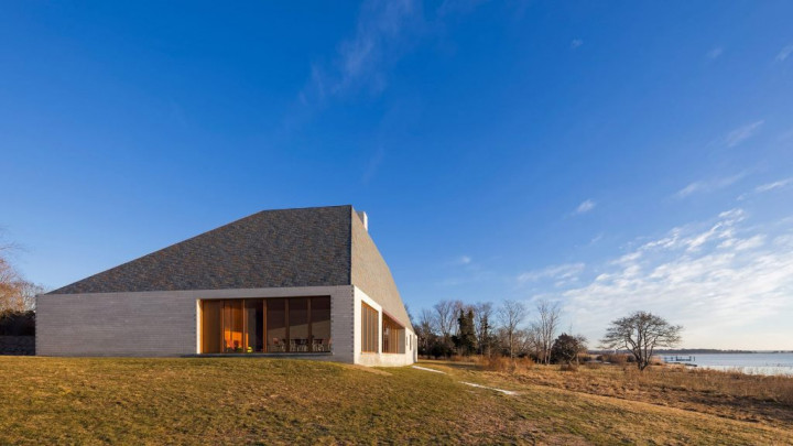 Bayhouse, Rumah Beratap Miring dari Batu Tulis