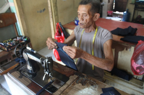 Penjahit Kebanjiran Order Seragam Sekolah