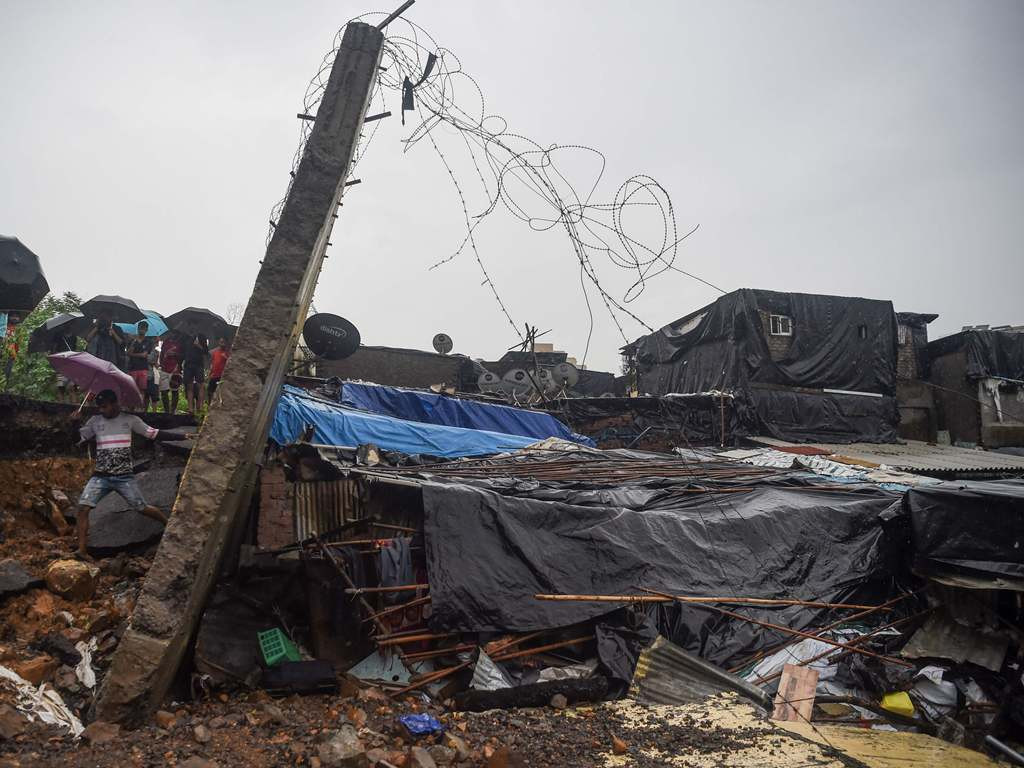 Tembok roboh di Mumbai timpa permukiman kumuh penduduk menyebabkan 15 orang tewas. (Foto: AFP).