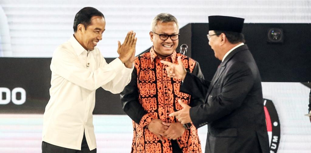 Capres nomor urut 01 Joko Widodo dan Capres nomor urut 02 Prabowo Subianto disaksikan Ketua KPU Arief Budiman bersalaman saat akan mengikuti debat capres 2019 di Hotel Shangrilla, Jakarta. Foto: MI/Ramdani.