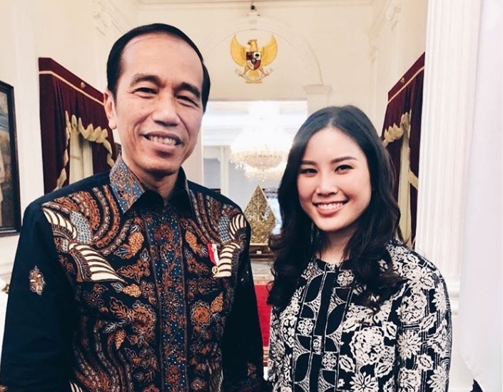 Angela Tanoesoedibjo menjadi sorotan warganet usai dirinya memposting foto bersama Presiden Joko Widodo di akun Instagram miliknya.