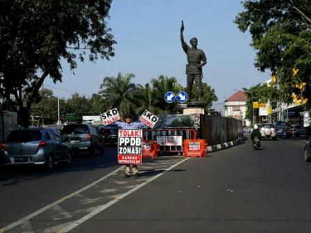 Orangtua murid melakukan aksi unjuk rasa tunggal memprotes dugaan penyalahgunaan Surat Keterangan Domisili di PPDN Solo.