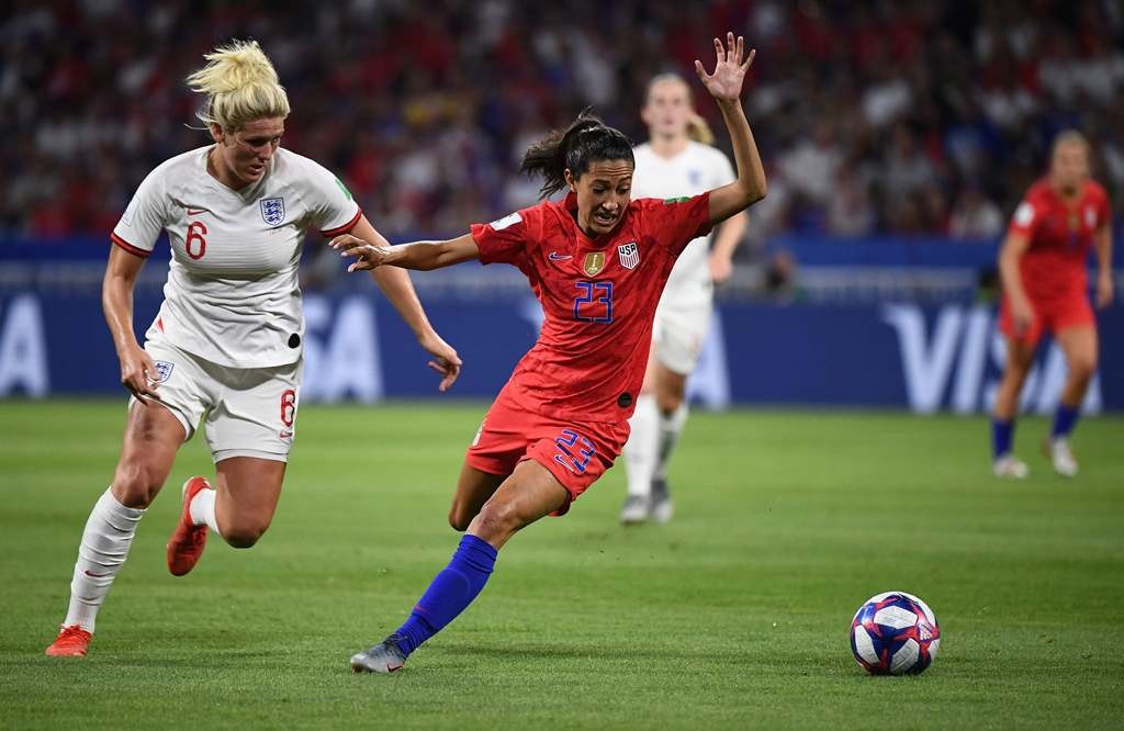 Penyerang AS, Christen Press, mencoba melewati bek Inggris, Millie Bright (AFP/Franck Fife)