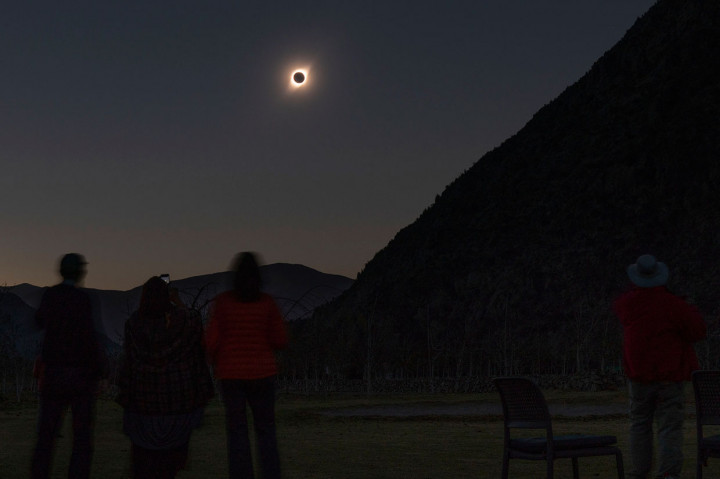 Antusias Warga Melihat Gerhana Matahari Total di Chile