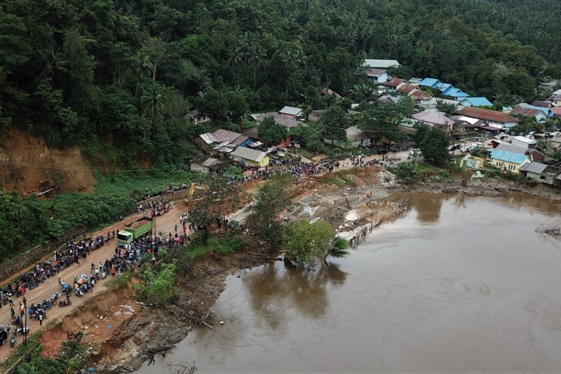 Foto udara kondisi jalan Trans Sulawesi yang rusak di sekitar Kali Pohara di Sampara, Konawe, Sulawesi Tenggara, Selasa (2/7/2019).