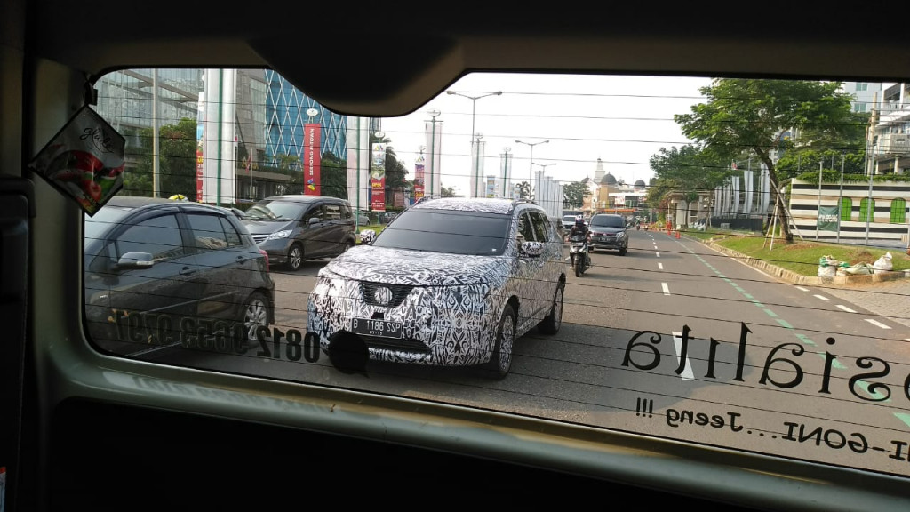 Sebuah mobil yang diduga kuat milik NIssan sedan uji coba di Kawasan Serpong. Istimewa