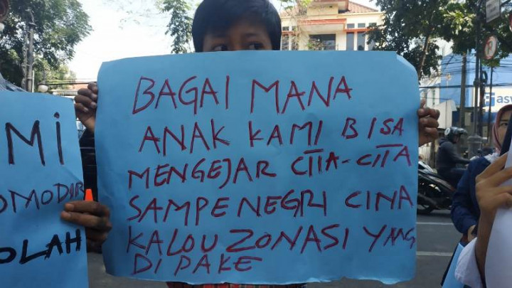 Keluhkan Zonasi, Warga Bandung Unjuk Rasa di Kantor Wali Kota