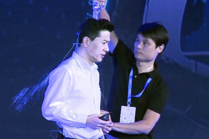 CEO Baidu Disiram Air Saat Presentasi