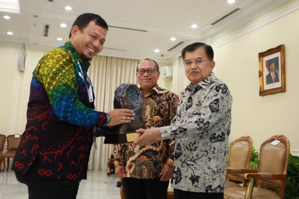 Wapres Jusuf Kalla menyerahkan Anugerah Paritrana kepada pemda dan perusahaan yang taat administrasi dalam mendukung BPJS Ketenagakerjaan (Foto:Dok.Setwapres)