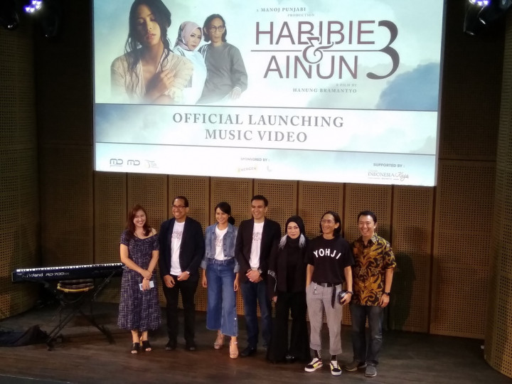 Potret Kebersamaan Habibie dan Ainun di Video Musik Kamu & Kenangan