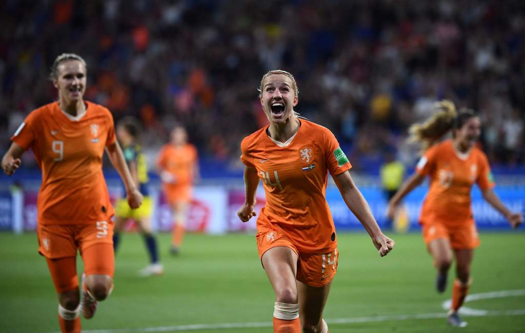 Selebrasi gelandang timnas putri Belanda Jackie Groenen (tengah) usai membobol gawang Swedia (Foto: AFP/Franck Fife)