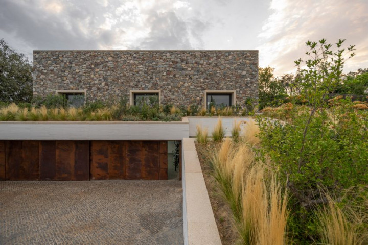 Casa de Piedra, Rumah Kubus dari Batu