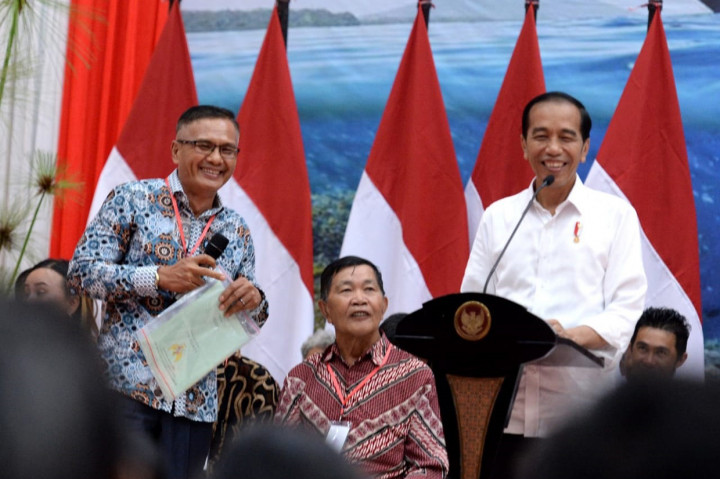 Jokowi Bagikan 2.000 Sertifikat Tanah di Manado