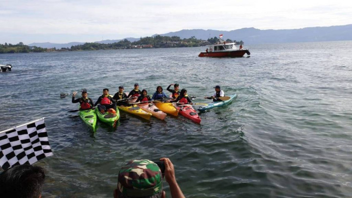 Ekspedisi Kayak Pelajar Indonesia Bikin Danau Toba Kian Mendunia