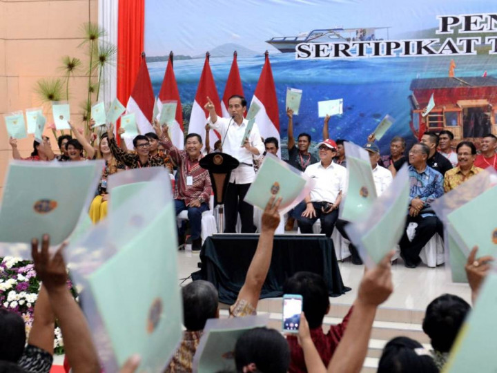 Jokowi Bagikan 2.000 Sertifikat Tanah di Manado