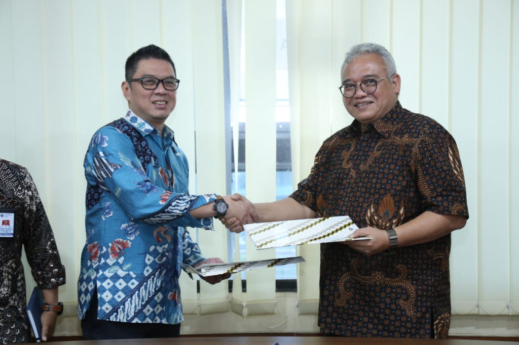 Direktur PT Quantum Job Andre Hemawan (kanan) bersama Direktur Jenderal Binalattas Kemenaker Bambang Satrio Lelono. (Foto: Dok. Kemenaker)