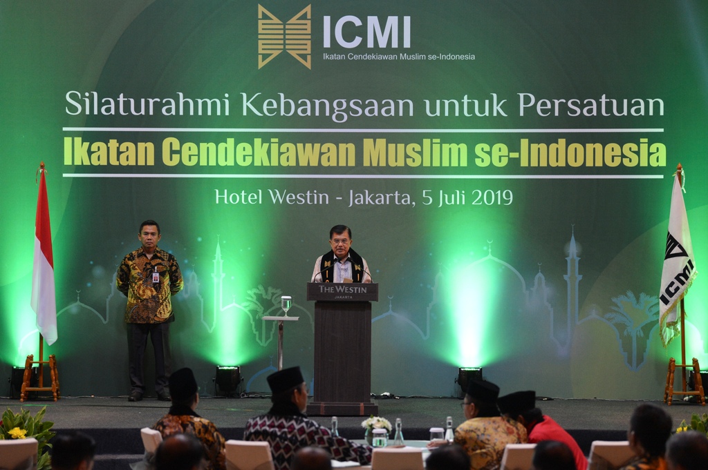 Wakil Presiden Jusuf Kalla (kanan)berpidato di acara Silaturahmi Kebangsaan untuk Persatuan ICMI di Jakarta. (Foto: ANTARA/Nova Wahyudi)