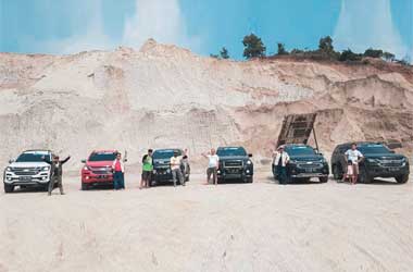 Komunitas Trailblazer Indonesia Touring dan Baksos ke Anyer