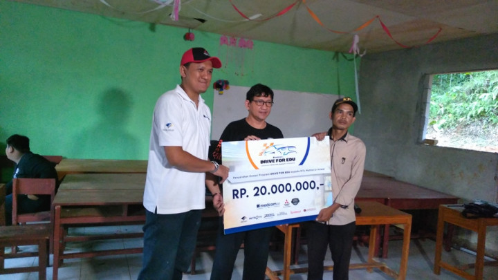 Drive for Edu Salurkan Bantuan ke MTs Mathla’ul Anwar Sariyak Layung