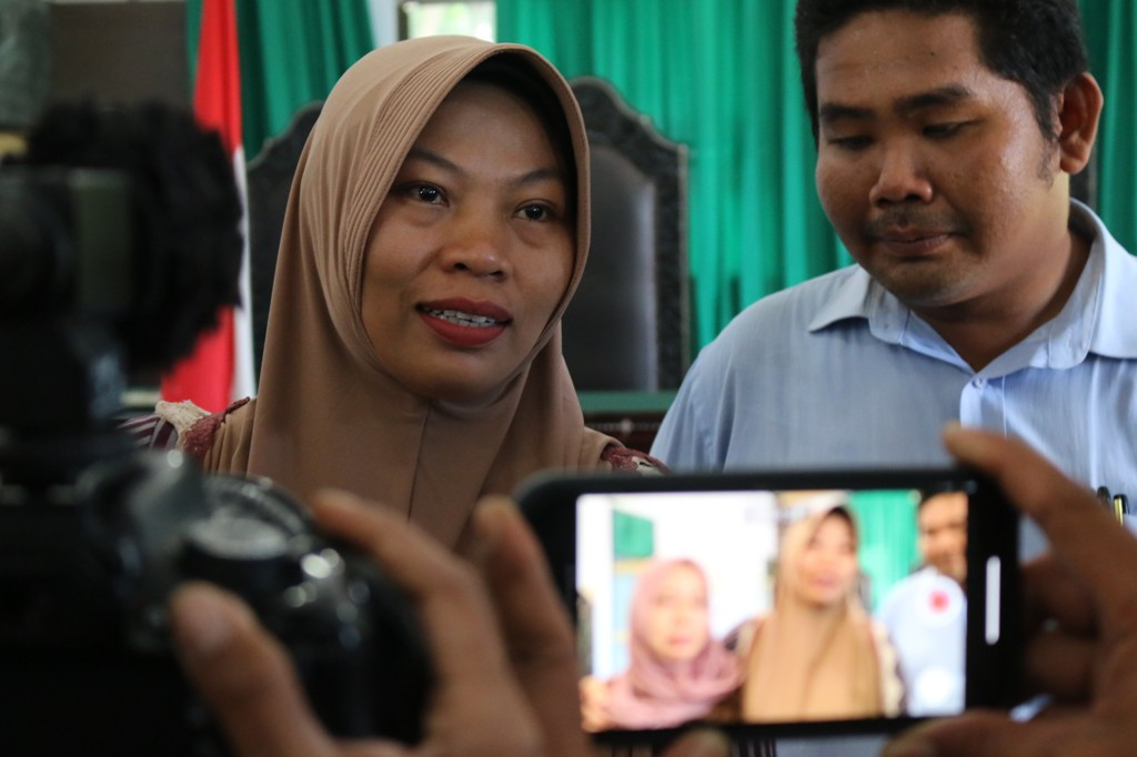 Terpidana kasus pelanggaran UU ITE Baiq Nuril (kiri). Foto: Antara/Dhimas B. Pratama