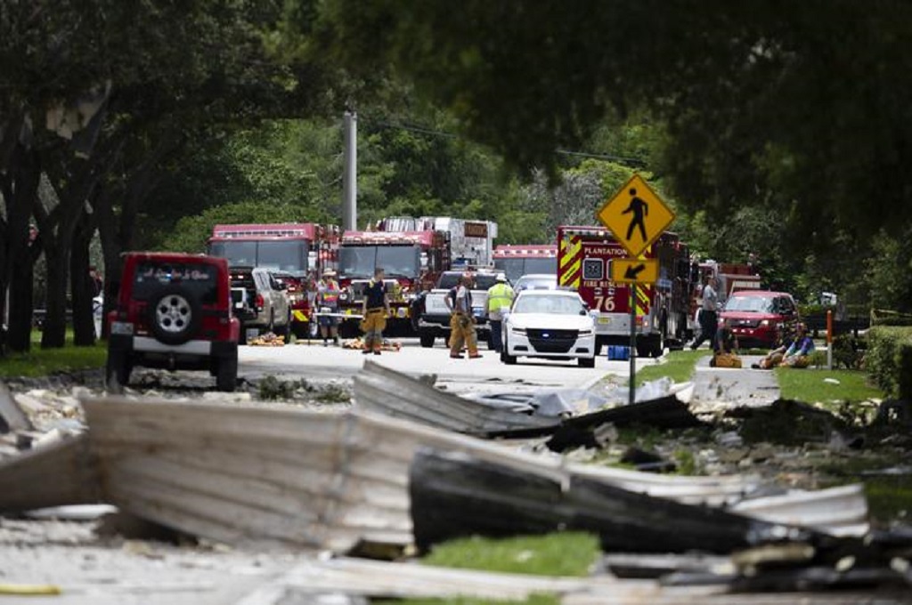 Petugas gabungan berada di lokasi ledakan di kota Plantation, Florida, AS, Sabtu 6 Juli 2019. (Foto: AFP)