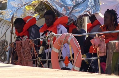 Dilarang Berlabuh, Kapal Imigran Tetap Datang ke Italia