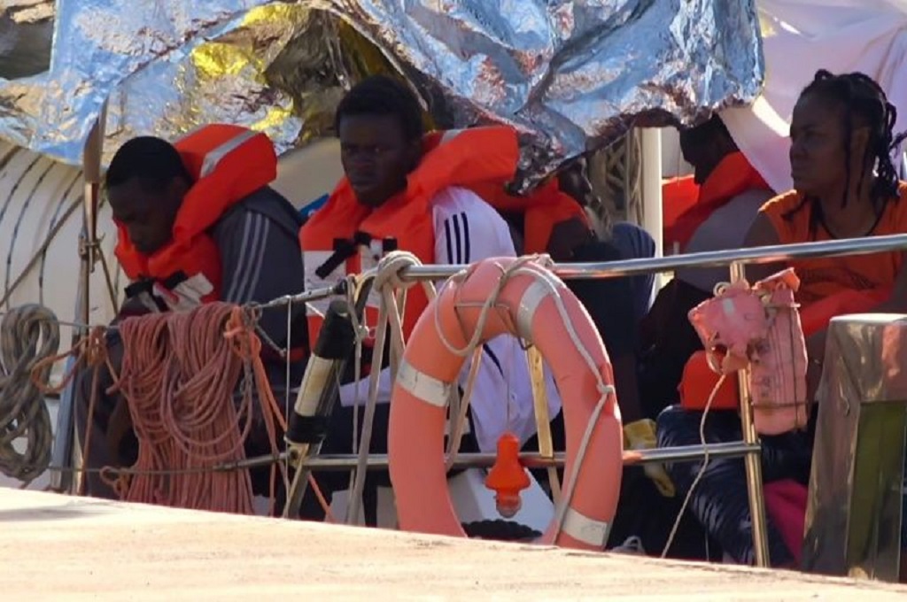 Para imigran berlindung dari terik matahari di atas kapal The Alex di Lampedusa, Italia, Sabtu 6 Juli 2019. (Foto: AFP)