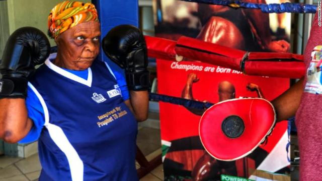 Pusat kebugaran di Cosmo City pinggiran Johannesburg, Afrika Selatan mengadakan Boxing Gogos. Sebuah program latihan tinju untuk perempuan lanjut usia. (Foto: Courtesy of Jo Munnik.com/cnn.com)