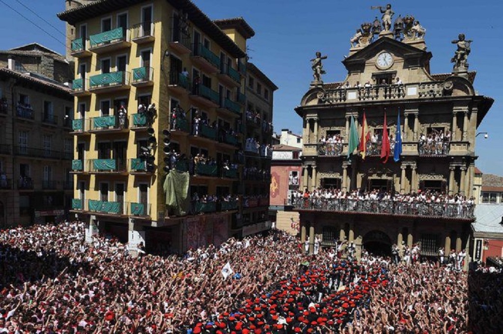 Ribuan orang mengikuti dimulainya festival San Fermin di Pamplona, Spanyol, 6 Juli 2019. (Foto: AFP)