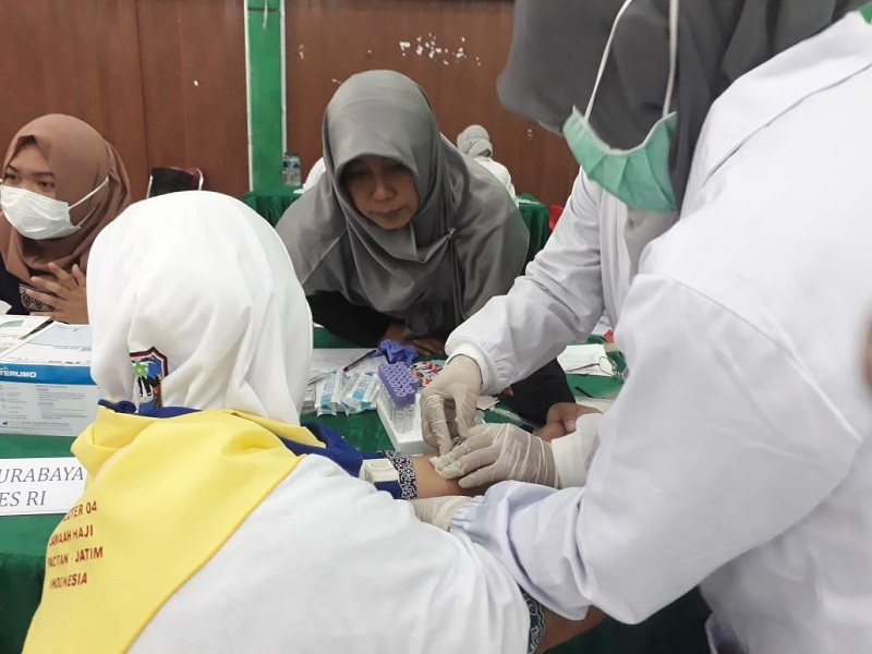 Tim medis memeriksa kesehatan jemaah haji kloter empat di Embarkasi Surabaya. (Medcom.id/Amal).