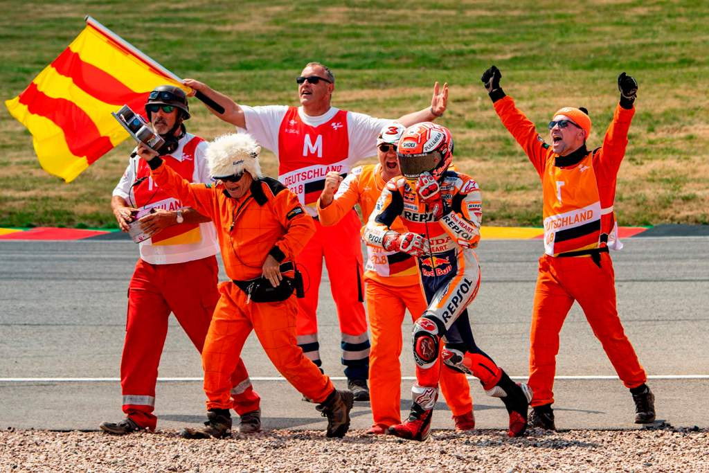 Selebrasi kemenangan Marc Marquez di ajang MotoGP Jerman musim lalu. (AFP PHOTO / Robert MICHAEL)