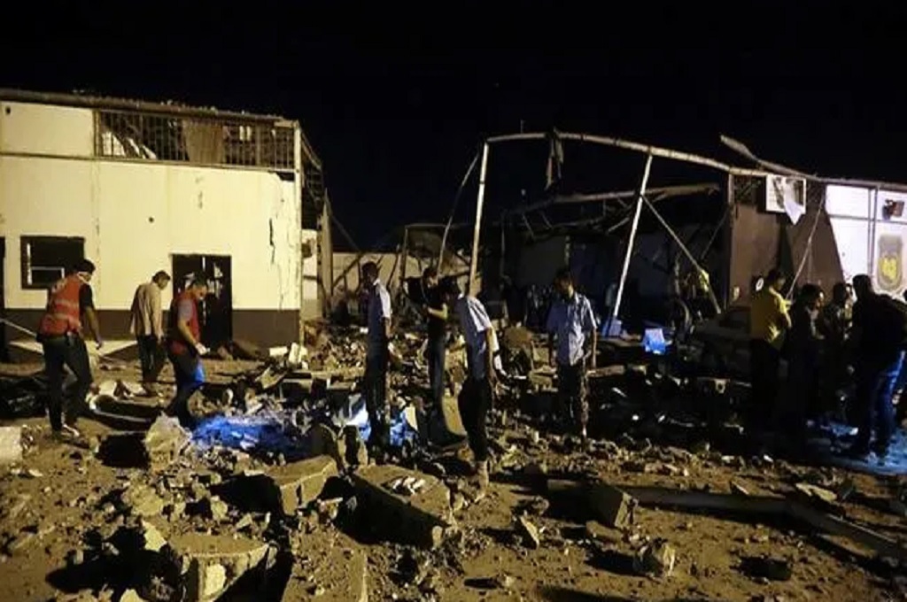 Petugas berada di pusat detensi di Tajoura, Libya, yang hancur terkena serangan udara pada Selasa 2 Juli 2019. (Foto: AFP/Mahmud Turkia)