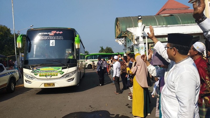Pelepasan gelombang pertama jemaah haji asal Kabupaten Cirebon. Foto: Medcom.id