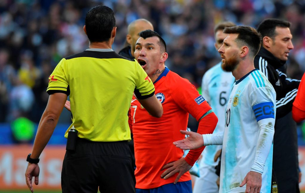 Momen saat Gary Medel (tengah) dan Lionel Messi (kanan) protes wasit (Foto: AFP/Nelson Almeida)