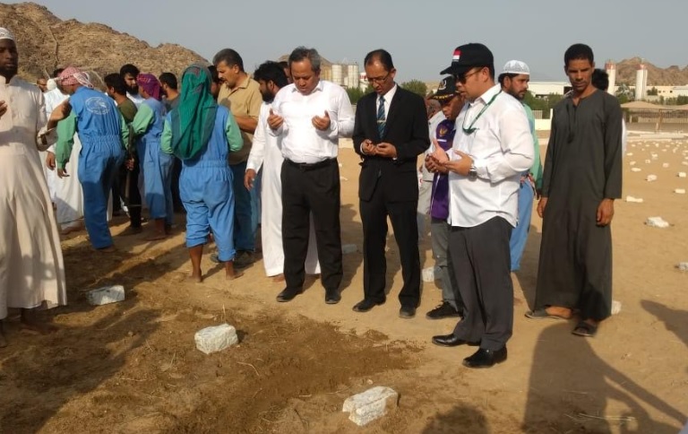 Proses pemakaman 4 WNI korban kebakaran. (Foto: Dok. KJRI Jeddah)