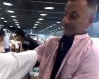 Enggan Bayar Bagasi, Pria Kenakan 15 Lapis Pakaian di Pesawat