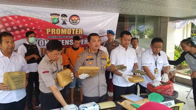 Kapolres Metro Tangerang Kota Kombes Abdul Karim menggelar konferensi pers terkait narkoba jenis ganja seberat 8 kilogram.