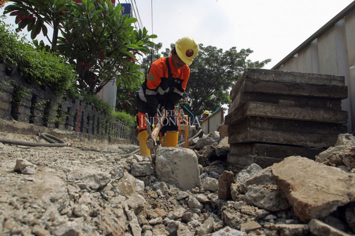 Lalu Lintas Cikini Terhambat Proyek Revitalisasi Trotoar