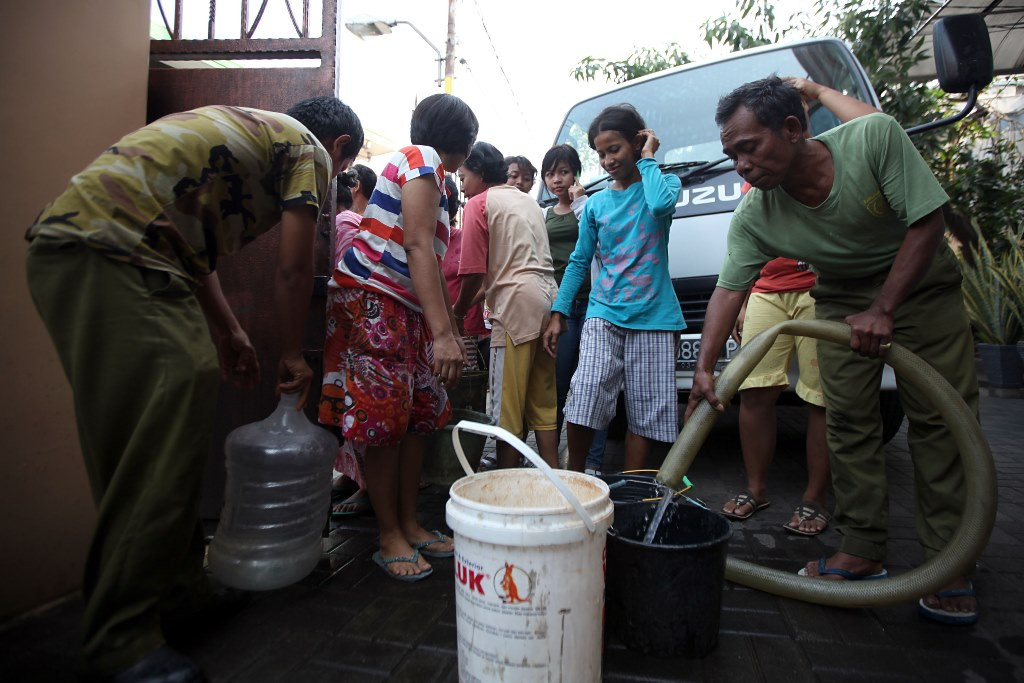 Ilustrasi--Warga mengantre air bersih yang dialirkan dari mobil tangki. (Foto: MI/Panca Syurkani)