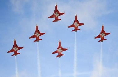 Terbang di Kota yang Salah, Tim Akrobatik Swiss Minta Maaf