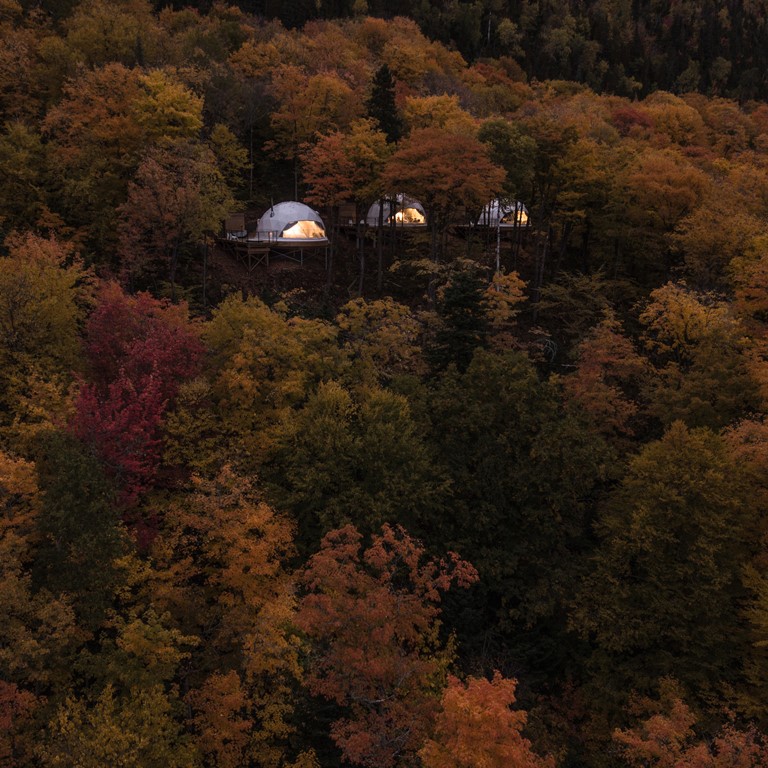 Hotel ini berada di atas puncak pohon lereng bukit di Quebec. (Foto: Dezeen)