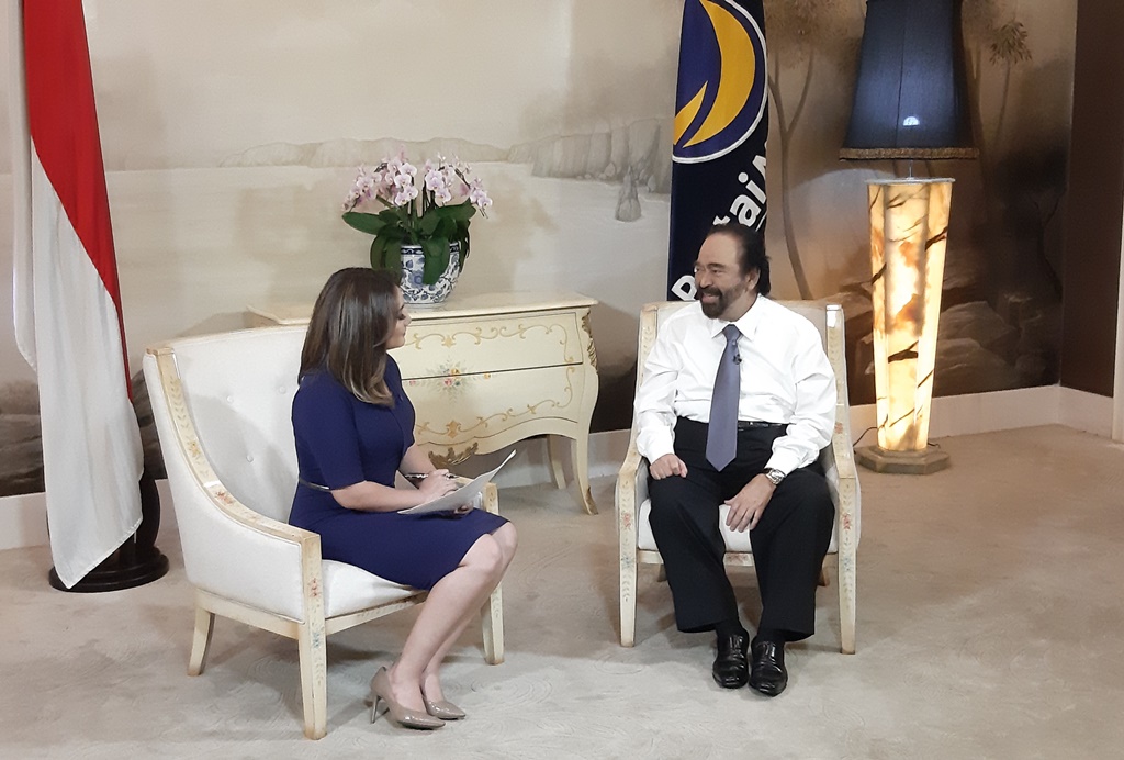 Ketua Umum Partai NasDem Surya Paloh (kanan) dalam wawancara khusus bersama Metro TV. (Foto: Medcom.id/Whisnu Mardiansyah)