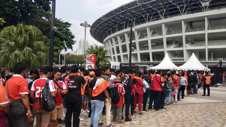 Pemeriksaan Ketat, Jakmania Antre Panjang Masuk Stadion GBK