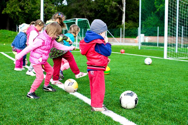 5 Manfaat Anak Bermain Bola