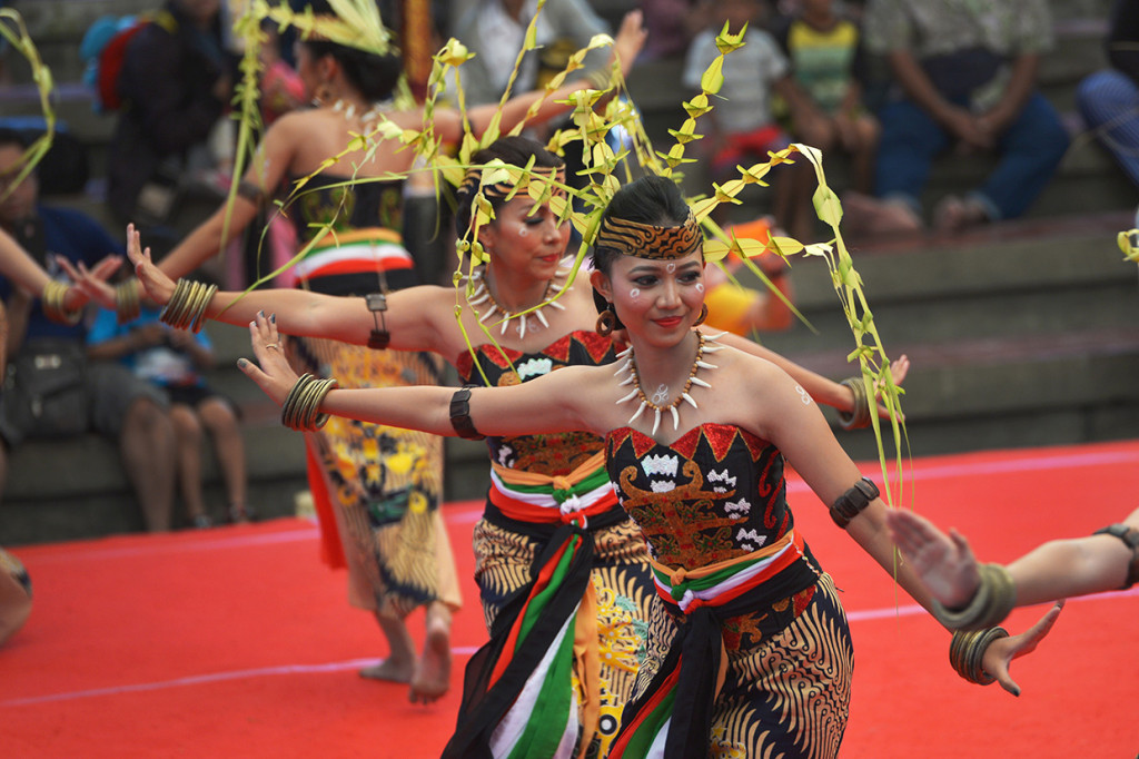 Melihat Tari Tradisional Suku Dayak  di Pesta Kesenian Bali 