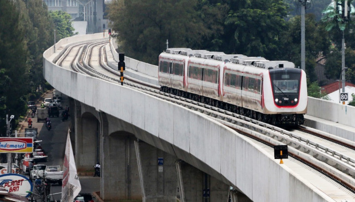 Pembangunan Skybridge LRT-Transjakarta Voledrome Dikebut