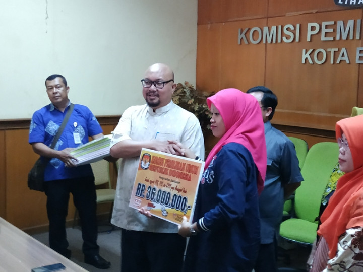 KPU Menyantuni Keluarga Petugas KPPS yang Gugur