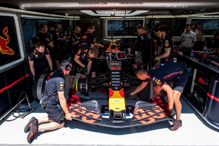Pierre Gasly Pimpin FP1 GP Inggris