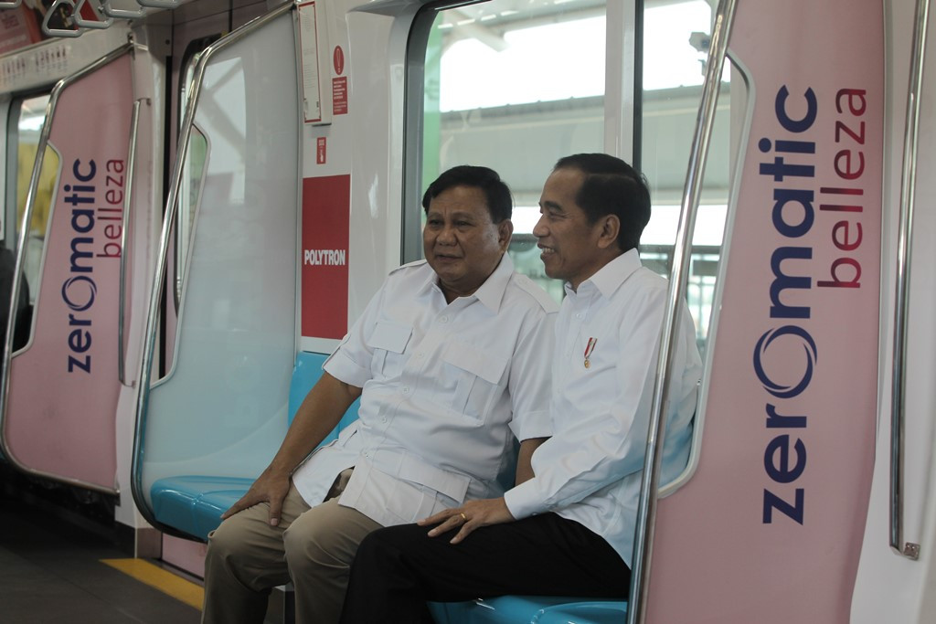 Presiden Joko Widodo (kanan) berbincang bersama Prabowo Subianto (kiri) saat berada dalam gerbong MRT dalam perjalan menuju stasiun MRT Senayan, Jakarta. (Foto: MI/Pius Erlangga)